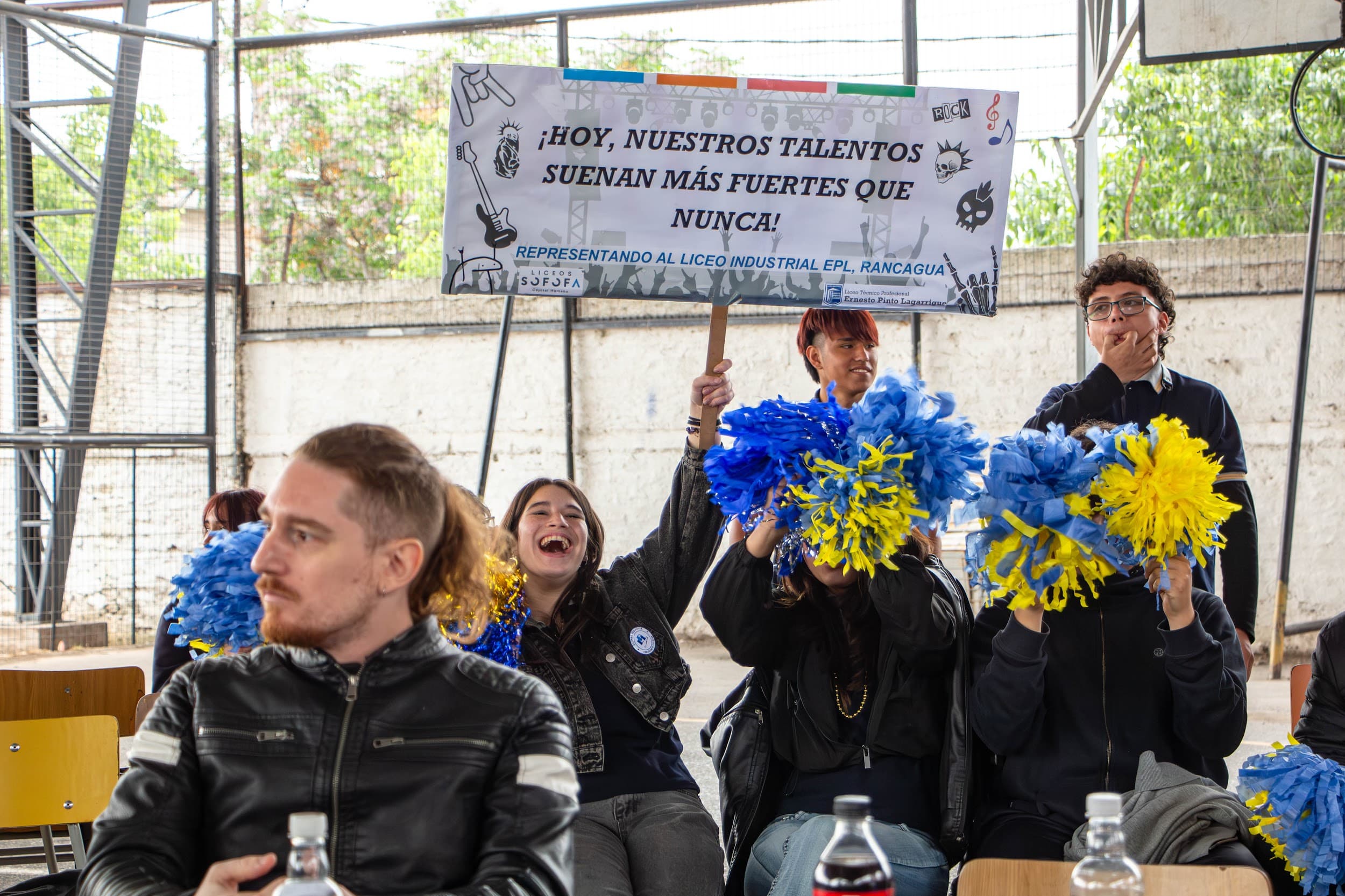 Estudiantes de la Red de Liceos SOFOFA celebrando un hito musical conjunto.