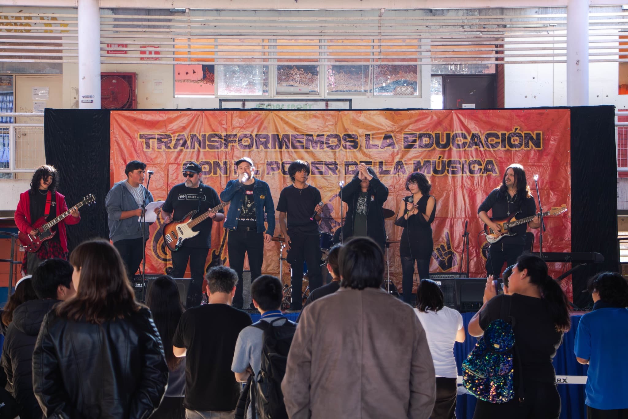 Estudiantes del SLEP Barrancas tocando en una muestra comunitaria.